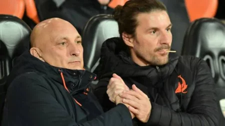 FC Lorient. L’allenatore Olivier Pantaloni ùn duveria micca rinnuvà, nè u so aghjuntu Yannick Cahuzac !